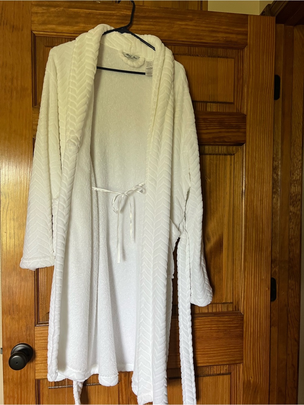Hotel Spa Collection Plush White Shawl Collar Robe with Tie Waist ❤️